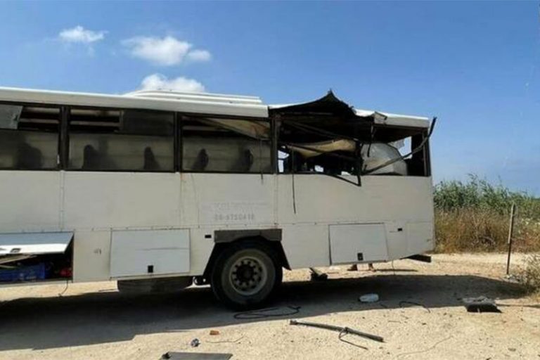 ببینید | لحظه هولناک و تلخ آزاد شدن جک اتوبوس و افتادن روی راننده