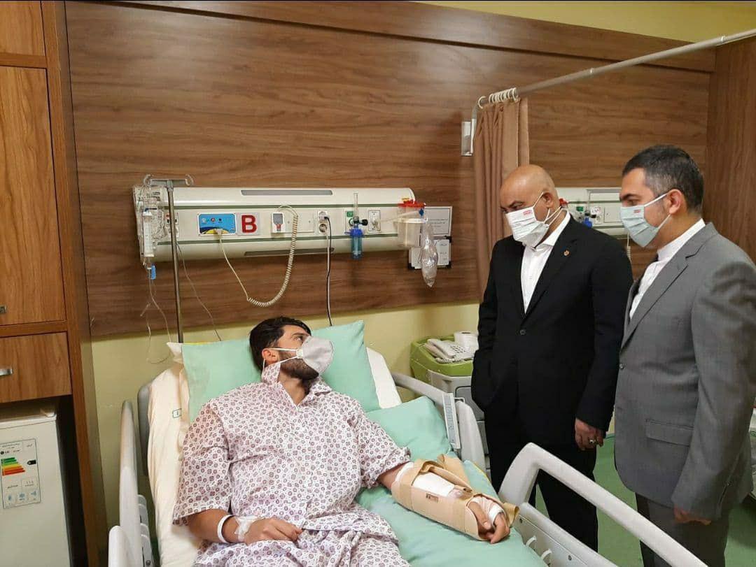 سرپرست پرسپولیس به عیادت بازیکن مصدوم رفت/عکس