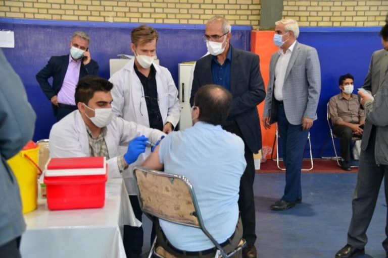 واکسیناسیون کارگران شرکت آلومینیوم اراک علیه بیماری کرونا آغاز شد