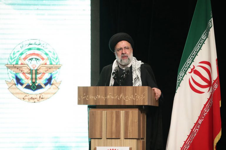 تصاویر | بازدید ابراهیم رئیسی از نمایشگاه ملی «در لباس سربازی»