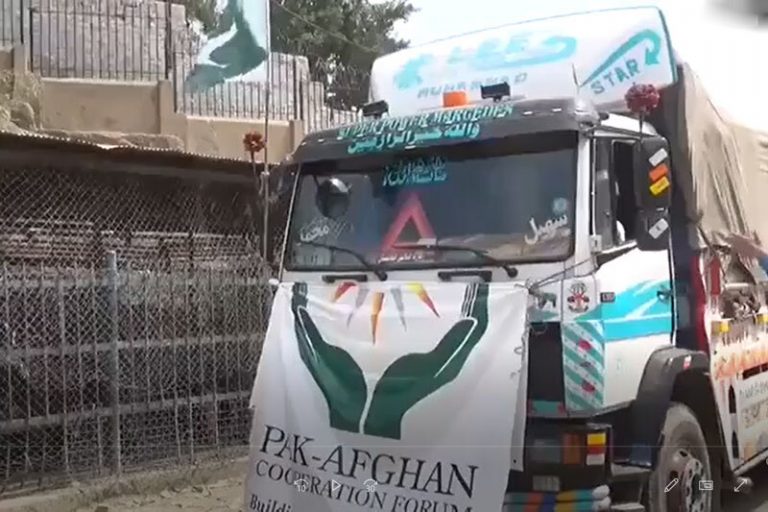 ببینید | لحظه پاره کردن پرچم پاکستان از روی کامیون‌ها توسط طالبان