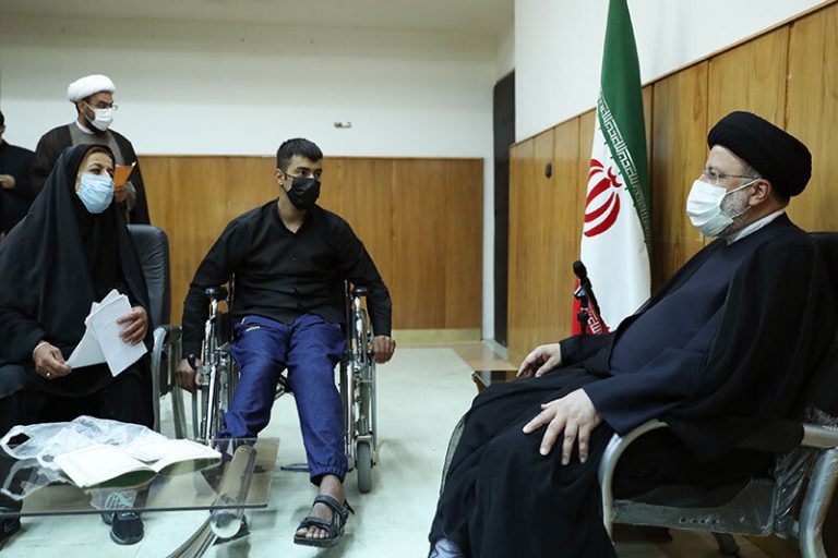 تصاویر | دیدار چهرهبهچهره رئیس جمهور با مردم و رسیدگی حضوری به مشکلات