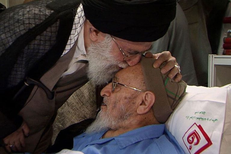 عکس | عیادت رهبر معظم انقلاب از علامه حسن زاده آملی در سال ۹۱