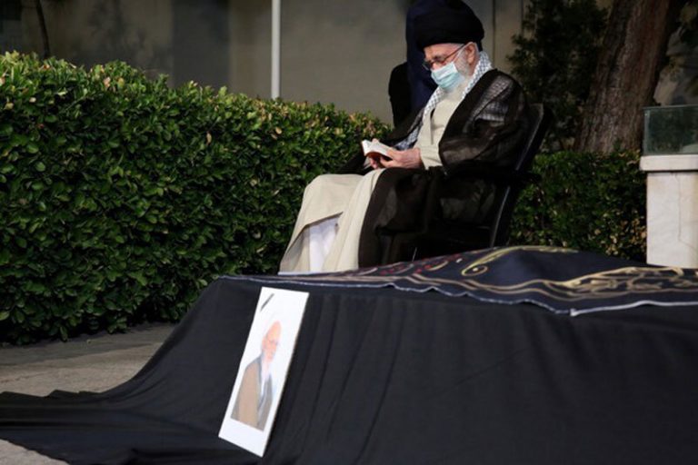 تصاویر | اقامه نماز بر پیکر آیتالله حسنزاده آملی توسط رهبر معظم انقلاب