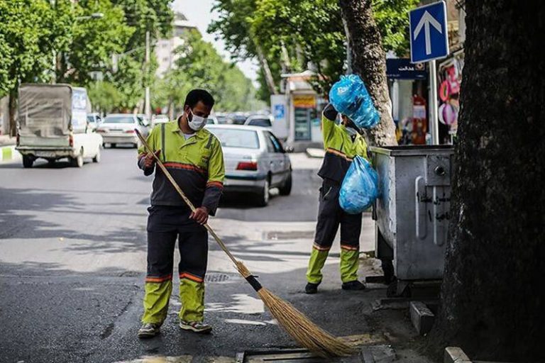 ببینید | حمایت زیبا از رفتگران توسط شهروندی ناشناس در میدان فاطمی
