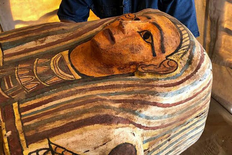 ببینید | ویدئویی شگفت انگیز از لحظه باز کردن یک تابوت ۲۵۰۰ ساله در مصر