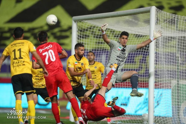پرسپولیس دیگر قهرمان نخواهد شد/ فقط دو تیم شانس قهرمانی دارند/ پرسپولیس و استقلال به بازیکنان بیشتر از سپاهان پول میدهند!