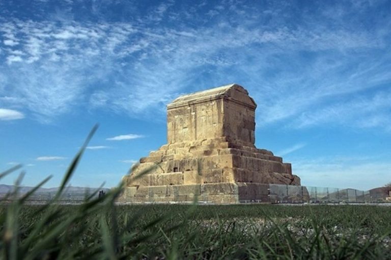 ضرغامی: پاسارگاد نماد مدنیت و متعلق به شخصیت جهانی کوروش است
