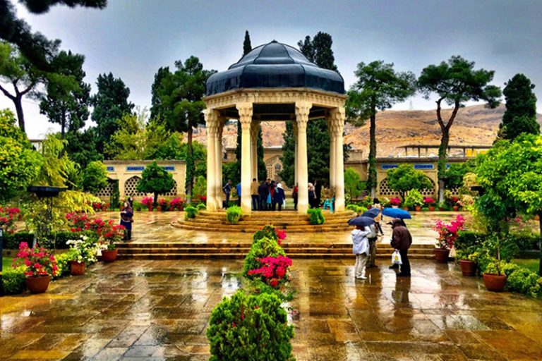 ببینید | بازدید و حضور رییس جمهور در حافظیه شیراز