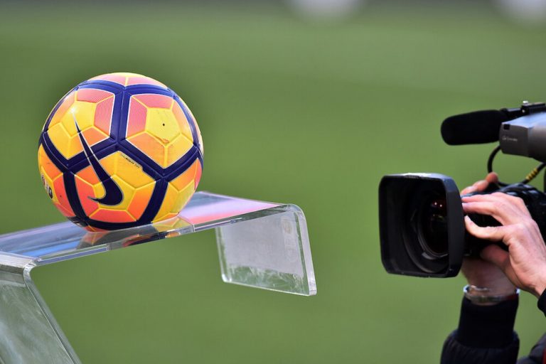 صداوسیما علیه درآمدزایی تیم‌های فوتبال ایران!/عکس