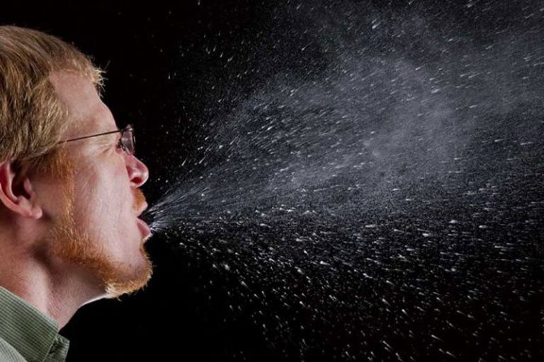 چرا نور شدید باعث عطسه میشود؟