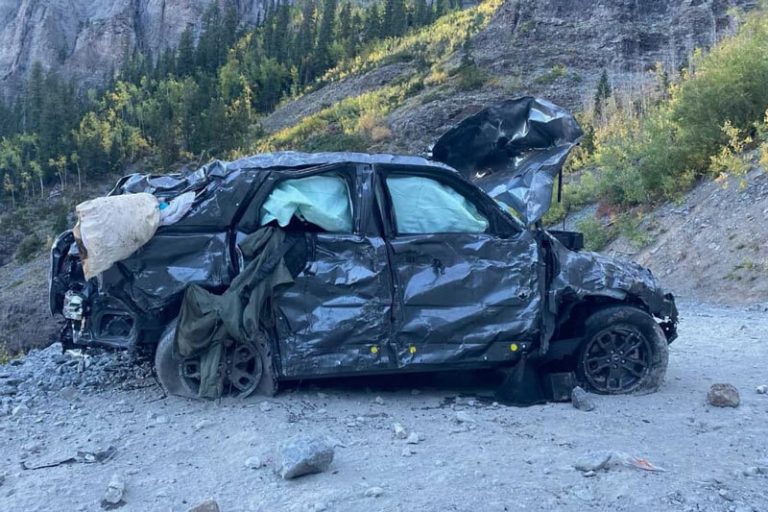 تصاویر | شرایط حیرتانگیز یک خودروی شاسی بلند بعد از سقوط به درهای با عمق 122 متر