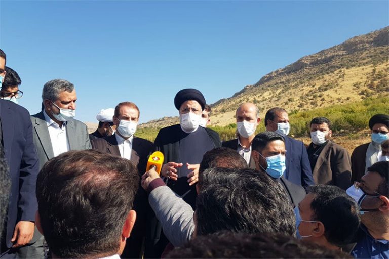 ببینید |دیدار چهره به چهره سید ابراهیم رئیسی در روستای تنگ سرخ یاسوج با مردم