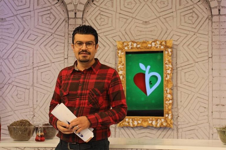 ببینید | ترس عجیب مجری برنامه طبیب از زالو