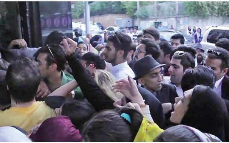 ببینید | انتقاد شدید مجری صدا و سیما از محمدرضا گلزار روی آنتن زنده