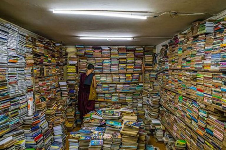 تصاویر | از نقاشی«دختر و بادکنک» بنکسی تا رنگ آمیزی کدوتنبل در دیدنیهای امروز