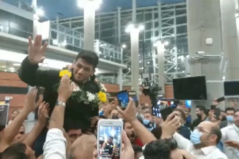 ببینید | استقبال پرشور از حسن یزدانی پس از بازگشت به کشور در فرودگاه امام