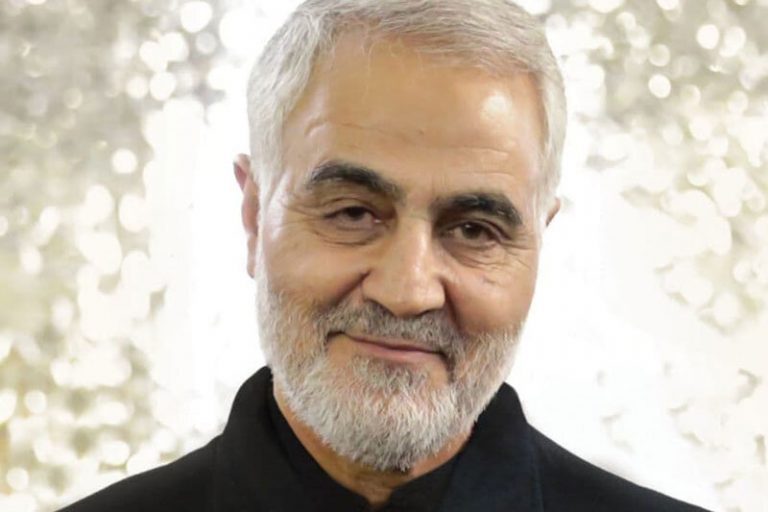 عکس | شهید قاسم سلیمانی در لباس خادمی امام رضا(ع)