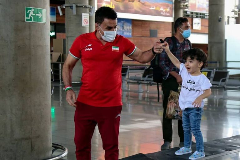 ببینید | واکنشهای جالب پسر محمد بنا بعد از دیدن تصاویر پدر از تلویزیون