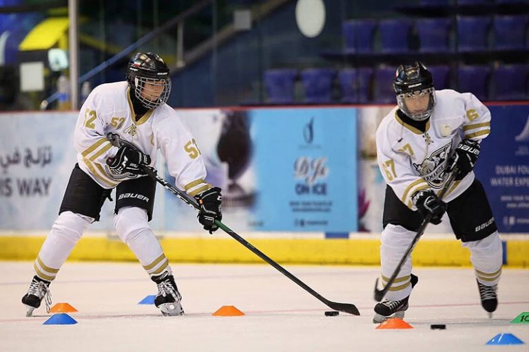 تصاویر | تمرین دختران هاکی ایران در کنار عکس مسی