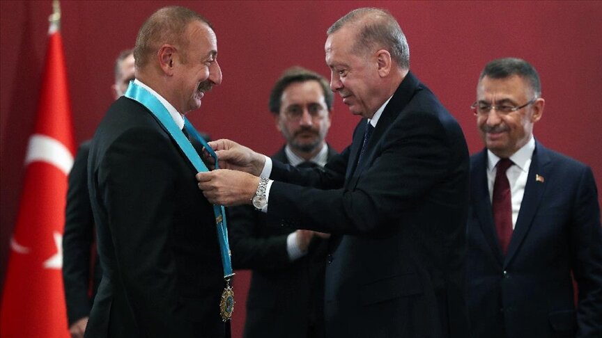 اردوغان نشان جهان تُرک را به علی‌اف اهدا کرد/عکس
