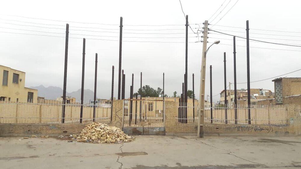«بهشت پنهان» جویآباد در انتظار رسیدگی مسئولان/ زمین کتابخانهای که محفل کارتخوابی شد!