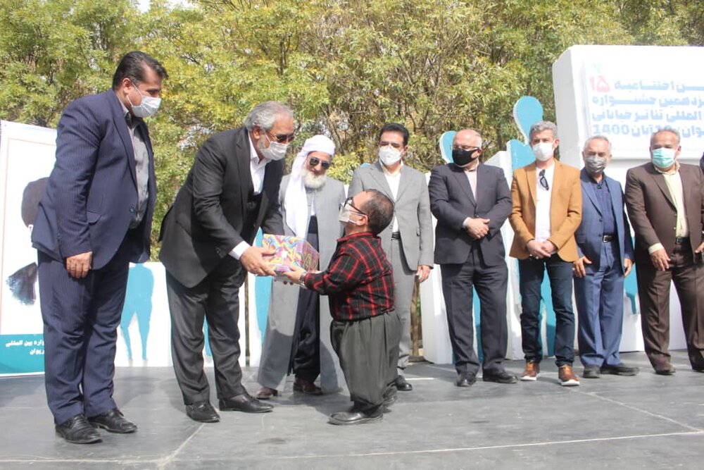 پانزدهمین دوره جشنواره بین‌المللی تئاتر خیابانی مریوان با تجلیل از آثار برتر و با حضور مدیران کشوری و استانی برگزار شد