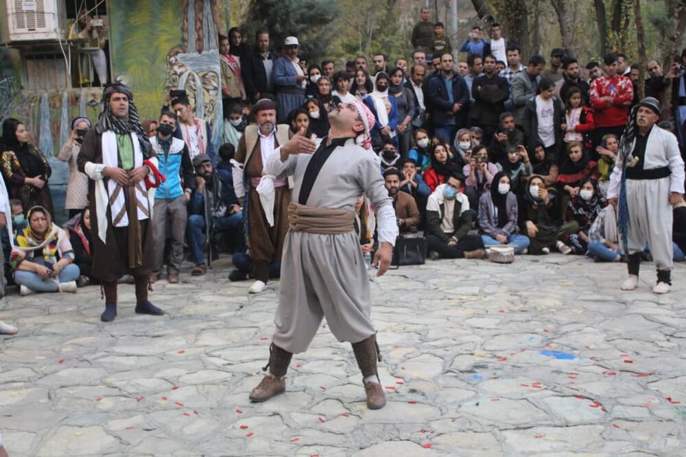 پانزدهمین دوره جشنواره بین‌المللی تئاتر خیابانی مریوان با تجلیل از آثار برتر و با حضور مدیران کشوری و استانی برگزار شد
