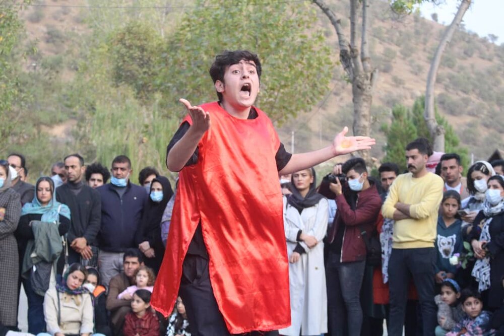 پانزدهمین دوره جشنواره بین‌المللی تئاتر خیابانی مریوان با تجلیل از آثار برتر و با حضور مدیران کشوری و استانی برگزار شد