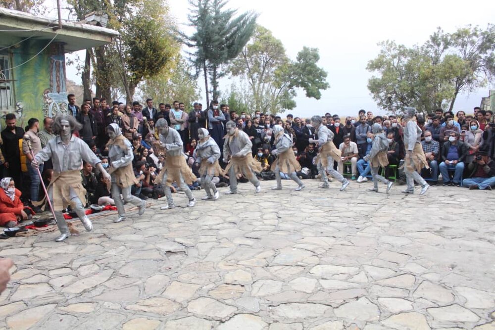 پانزدهمین دوره جشنواره بین‌المللی تئاتر خیابانی مریوان با تجلیل از آثار برتر و با حضور مدیران کشوری و استانی برگزار شد