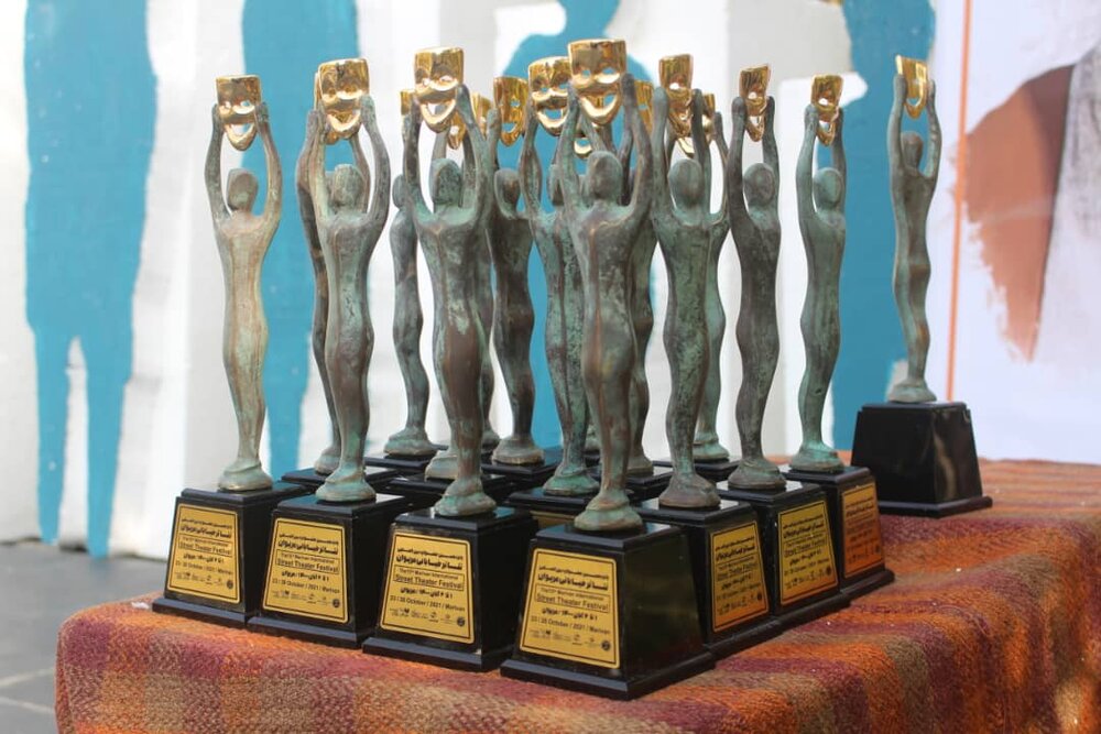 پانزدهمین دوره جشنواره بین‌المللی تئاتر خیابانی مریوان با تجلیل از آثار برتر و با حضور مدیران کشوری و استانی برگزار شد