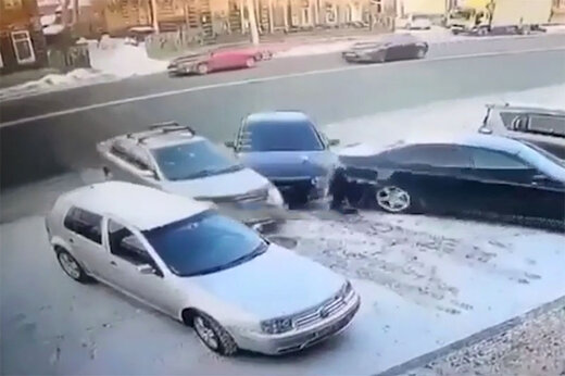  ببینید | تصادف خنده‌دار دو خودرو برای جای پارک!