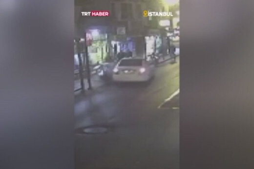  ببینید | حمله وحشیانه یک راننده به عابرین پیاده در استانبول