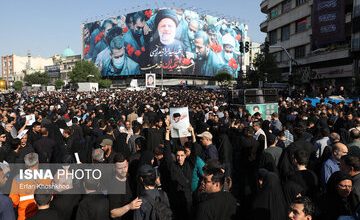 اعزام‌ قطارهای فوق‌العاده در خط ۴ مترو با ازدحام سوگواران مراسم تشییع شهدای خدمت