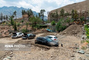 بر اثر بارش شدید باران در شب گذشته؛سیلاب راه‌های روستایی پایین طالقان را مسدود کرد