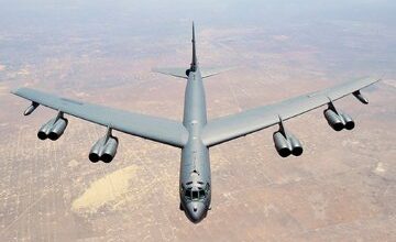 تجهیز بمب‌افکن غول‌پیکر B-52 به موتورهای رولزرویس / غول جنگ سرد تا ۱۰۰ سال پرواز خواهد کرد