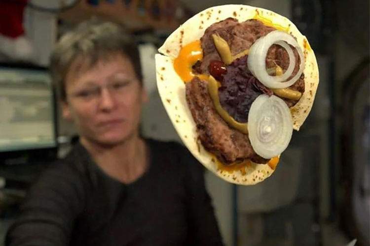 احساس بیمزگی غذا در فضا بهعلت تنهایی است