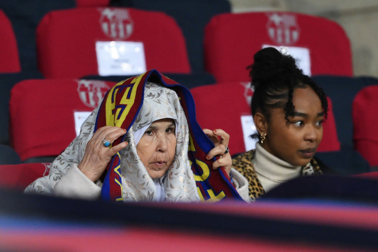 مادربزرگ لامین یامال -تماشاگر ویژه بازی بارسلونا 