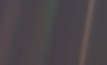 نقطه آبی کمرنگ: عکس نمادین وویجر ۱ از زمین ۳۵ ساله شد