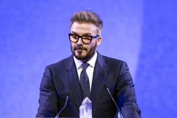 عکس | ژست عاشقانه دیوید بکام و همسرش در پاریس