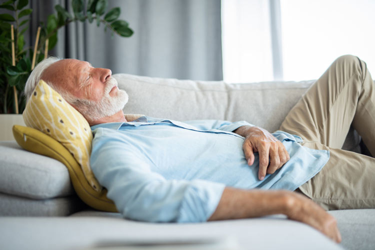 چرت زدن در طول روز میتواند نشانه اولیه زوال عقل در زنان سالمند باشد