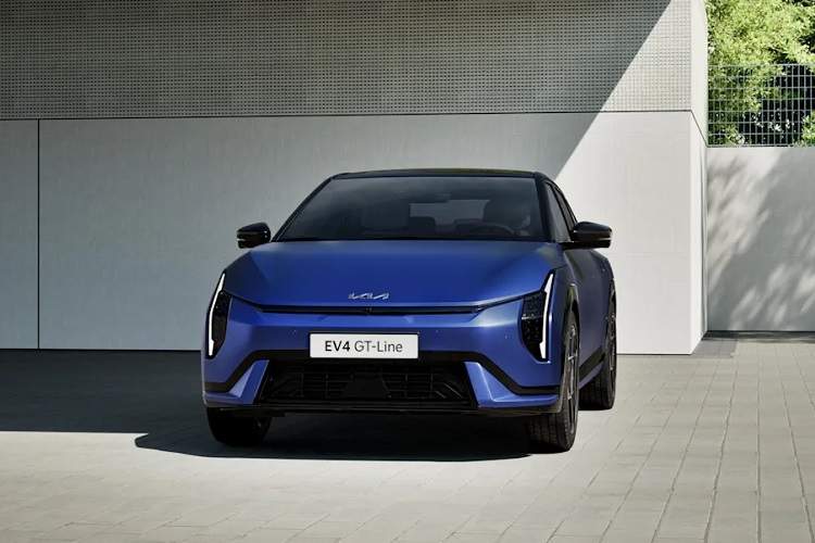 کیا EV4 را بهعنوان اولین سدان و هاچبک برقی خود معرفی کرد