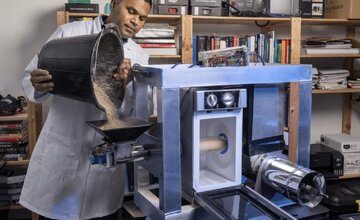 استخراج آب از خاک کره ماه ممکن شد