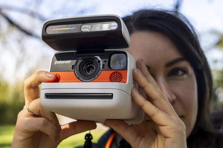 تجربهای نوستالژیک با دوربین فوری Polaroid Flip؛ سادگی، خلاقیت و چاپ آنی