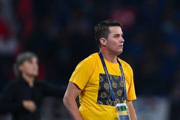 عکس | هدیه ستاره الهلال به مرد محبوب پرسپولیسیها