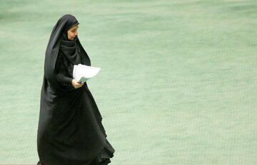 انتقاد تند یک نماینده مجلس به طرح استیضاح وزیر راه و شهرسازی/ همچنان حامی خانم وزیر هستیم