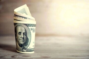 بررسی عملکرد دلار در هفته ای که گذشت/ نوسان پنج هزار تومانی در هفته تعلیق مذاکرات