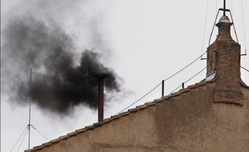 خروج دود سیاه از دودکش کلیسا؛ پاپ جدید انتخاب نشد