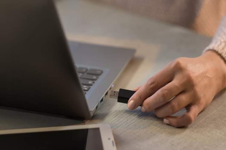 داغ شدن فلش مموری USB؛ چرا این اتفاق میافتد و چه باید کرد؟