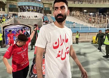 عکس| ژست عجیب بیرانوند و شجاع خلیل‌زاده با جام قهرمانی در هواپیما